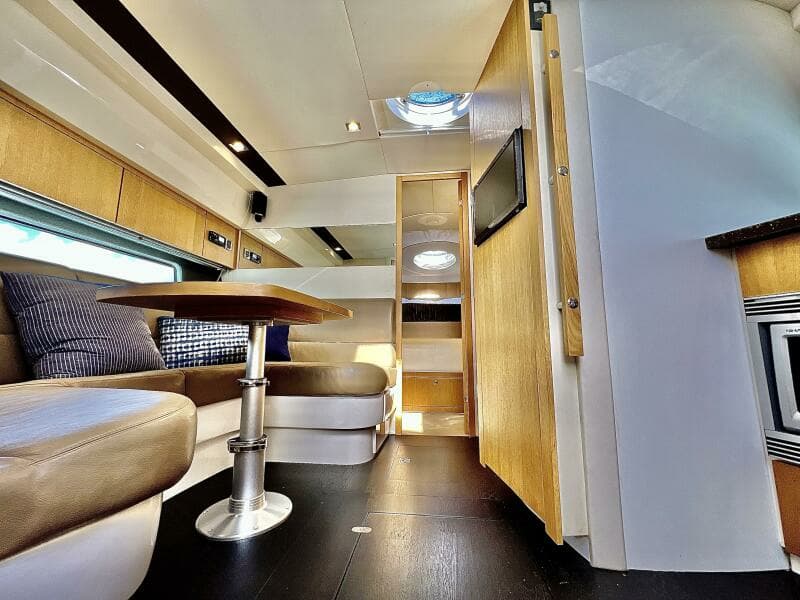 Fairline 38 - Naomi - Dinette