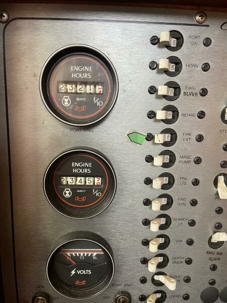 1986 Chris-Craft Commander 422