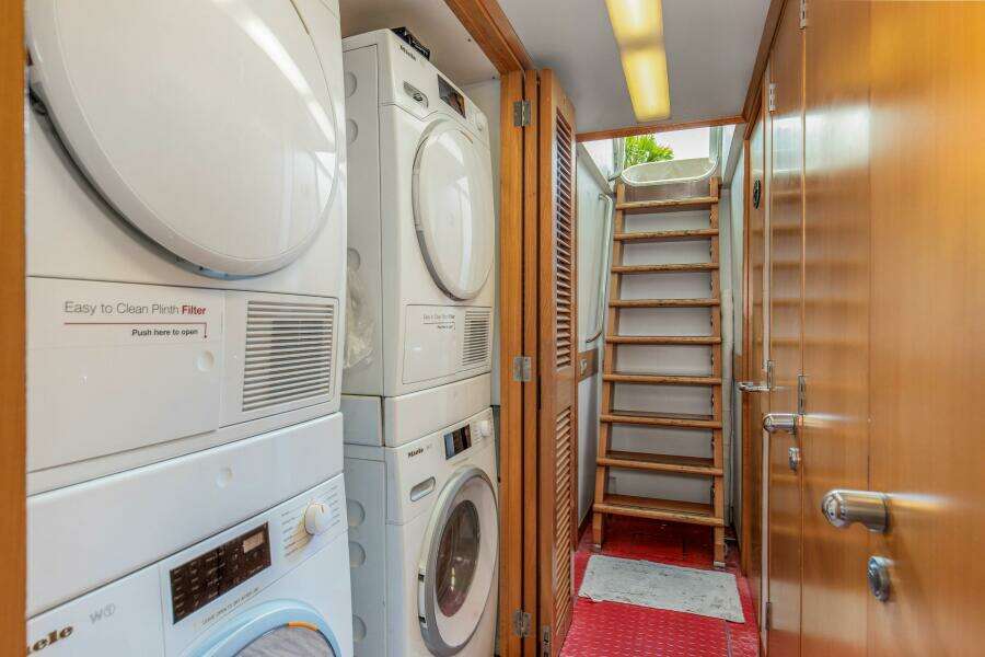 1989 116' Feadship - Boss - Laundry Station