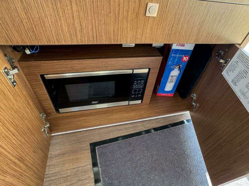 2025 Beneteau Antares 9