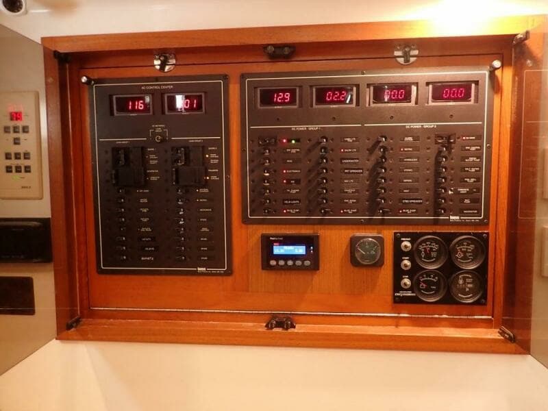 2000 Cabo 35 Express