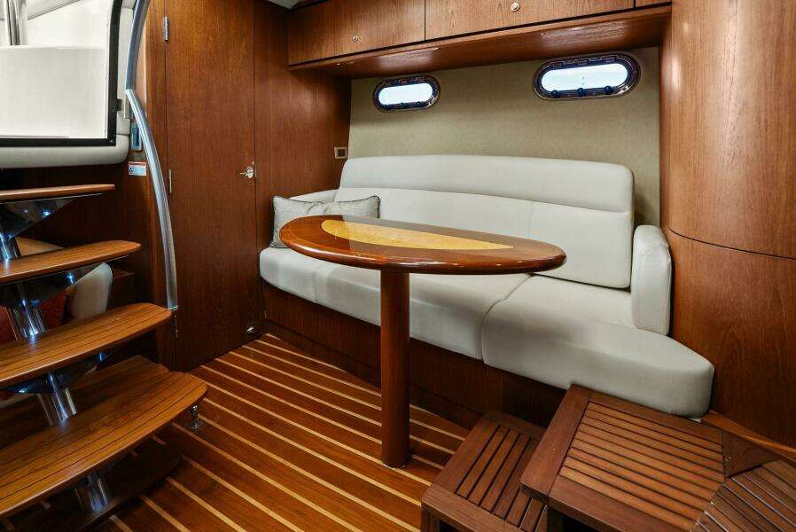 2008 Tiara Yachts 3500 Sovran "Fridge Benefit"