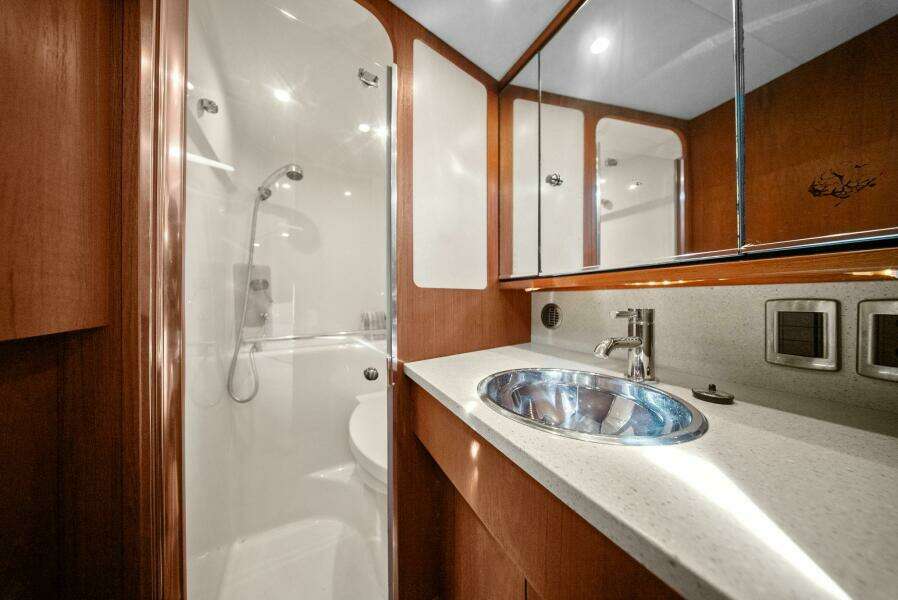 2008 Tiara Yachts 3500 Sovran "Fridge Benefit"