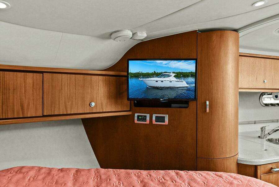 2008 Tiara Yachts 3500 Sovran "Fridge Benefit"