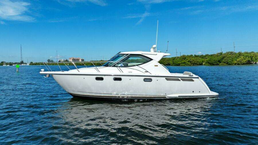 2008 Tiara Yachts 3500 Sovran "Fridge Benefit"