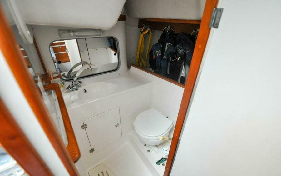 J/42 - Canty - Aft Head