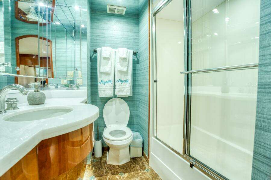 2007 Hatteras Enclosed Bridge