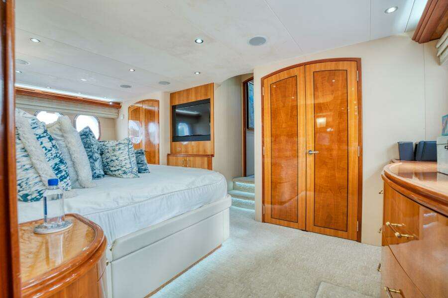 2007 Hatteras Enclosed Bridge