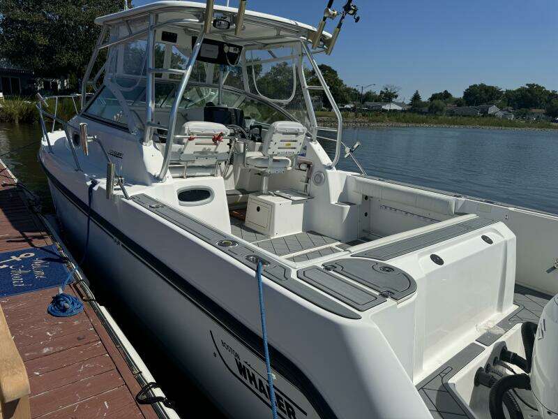 2002 Boston Whaler 275 Conquest