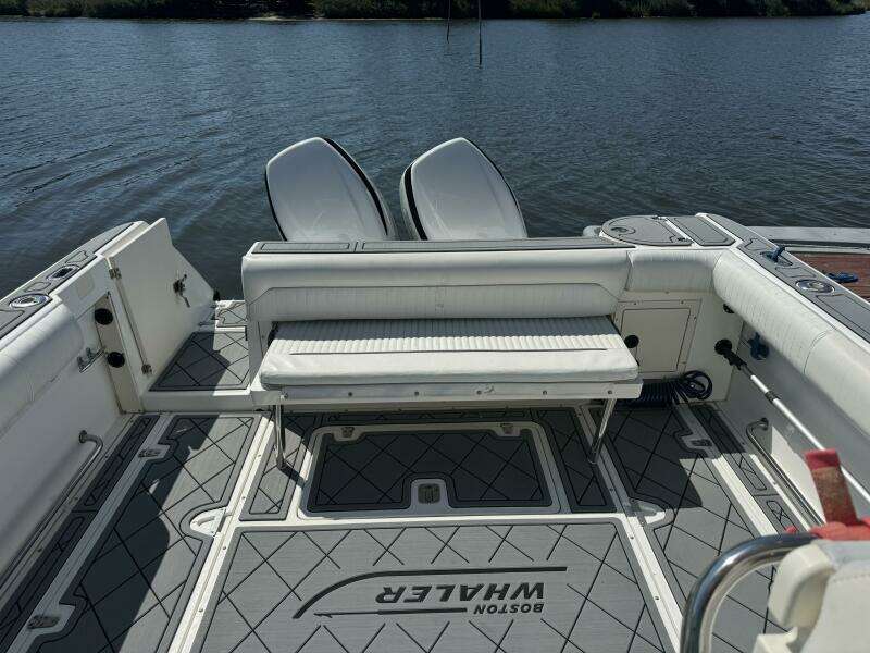 2002 Boston Whaler 275 Conquest