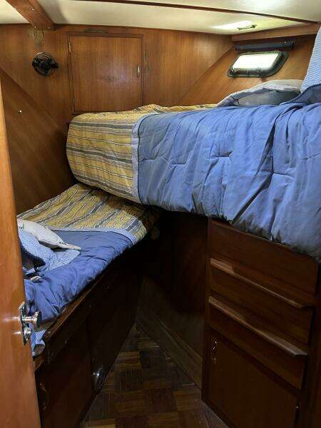 49' DeFever guest stateroom