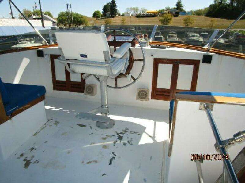 49' DeFever flybridge forward