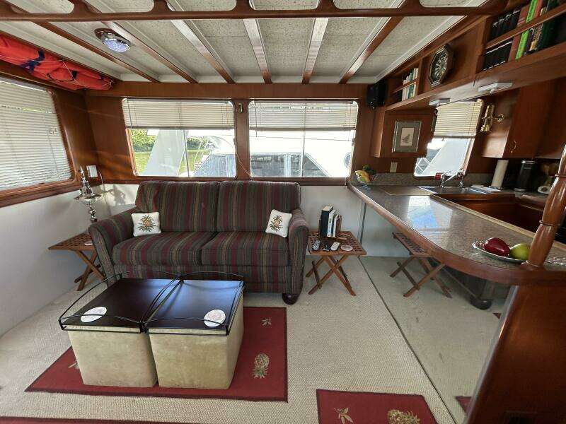 49' DeFever salon port