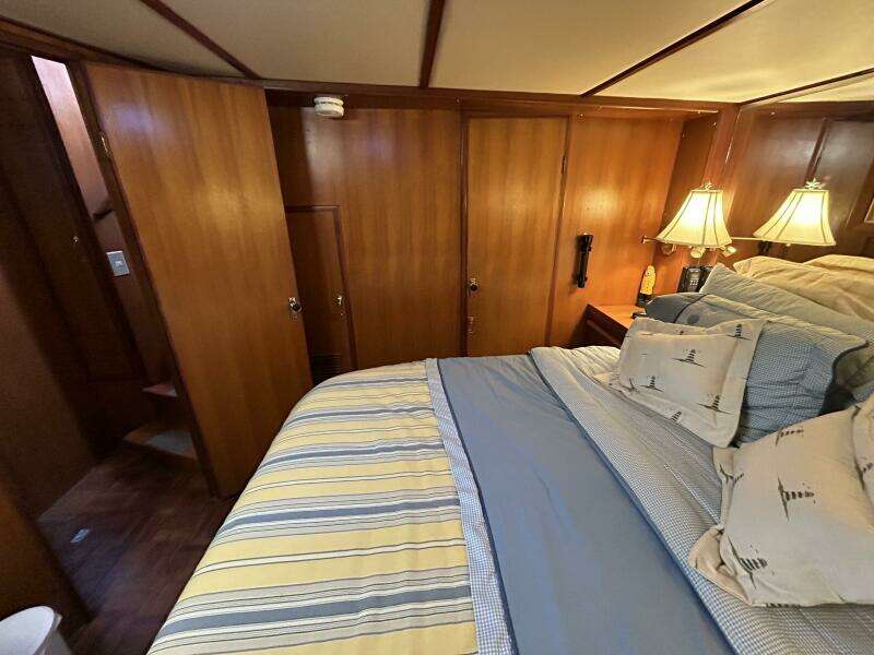 49' DeFever master stateroom starboard