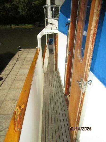 49' DeFever starboard side deck1