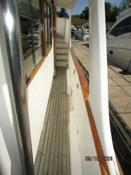 49' DeFever starboard side deck2