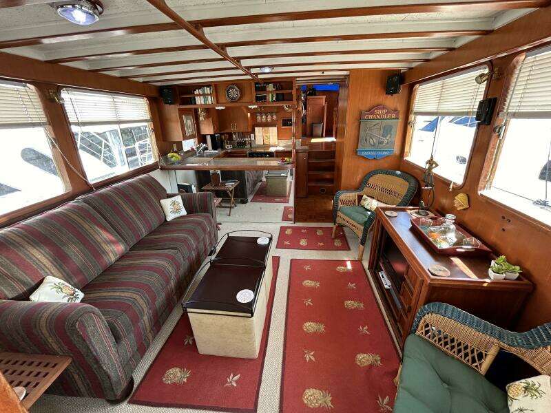 49' DeFever salon forward