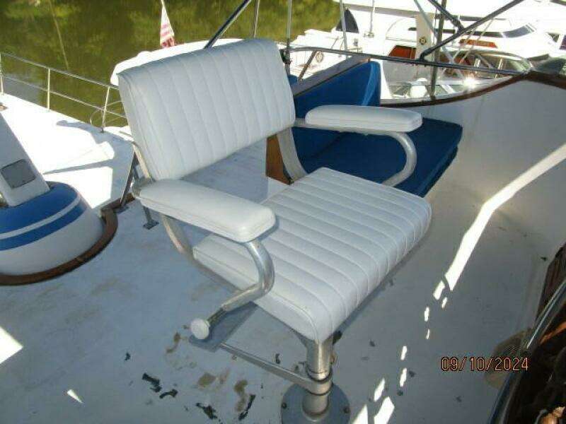 49' DeFever flybridge helm seat