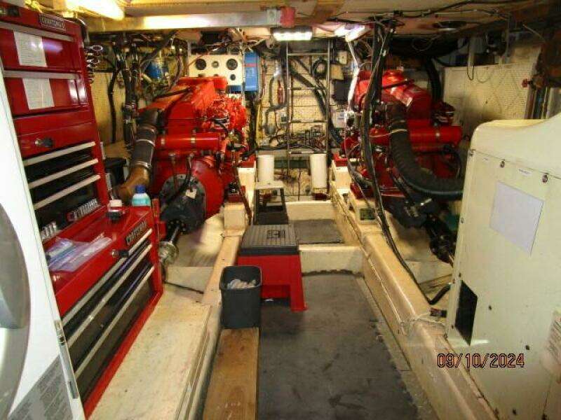 49' DeFever engine room forward