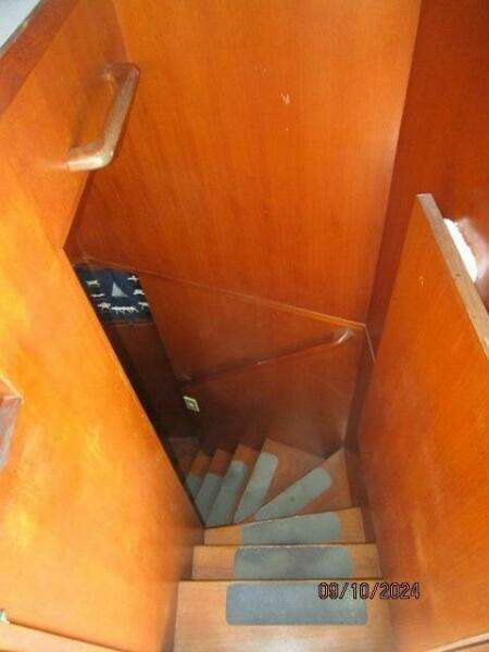 49' DeFever staterooms companionway