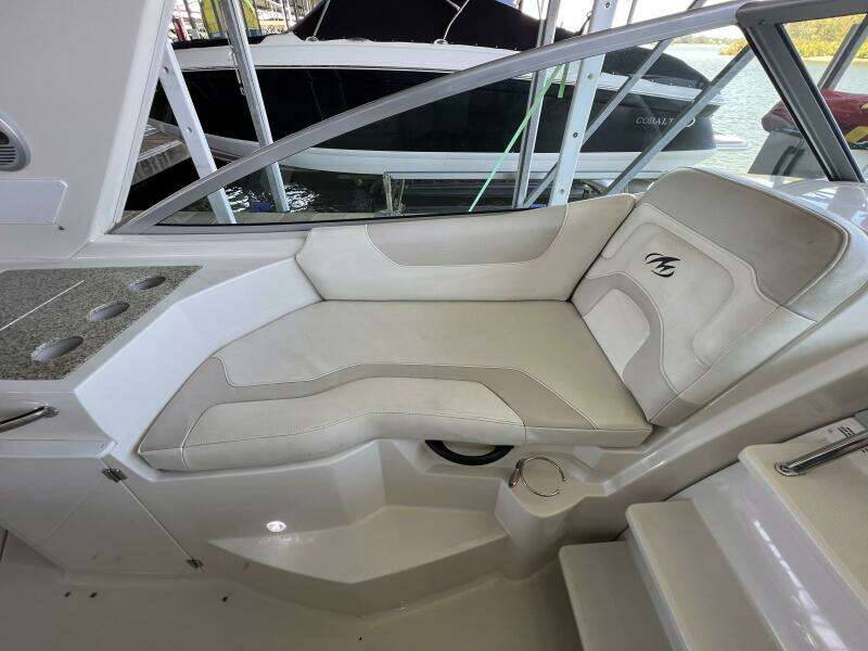 27.5 Port Side Solar Bed And Seating