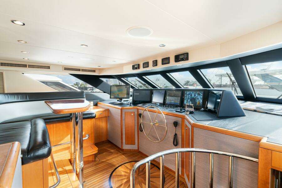 2005 Hatteras 100 Motor Yacht