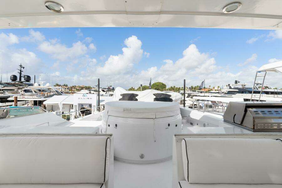 2005 Hatteras 100 Motor Yacht