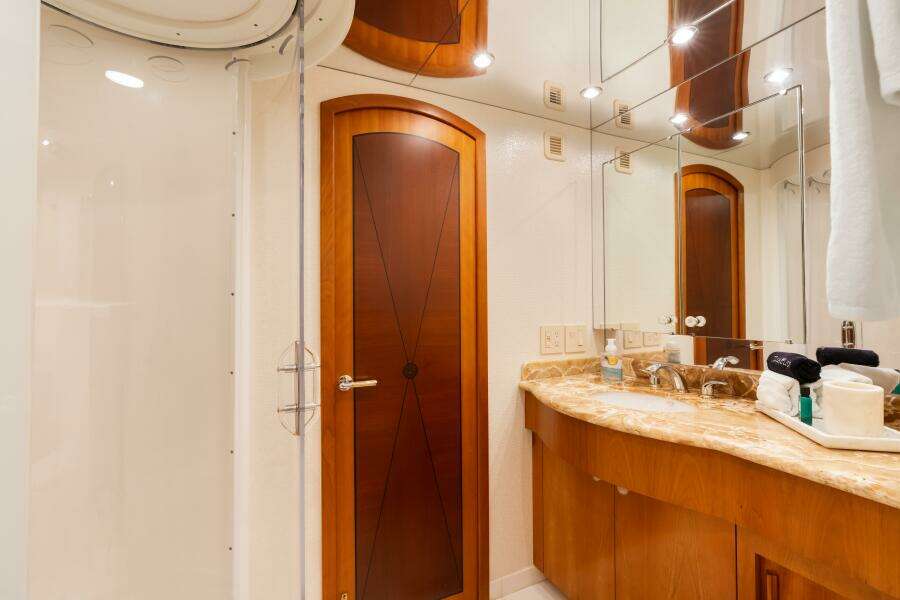 2005 Hatteras 100 Motor Yacht