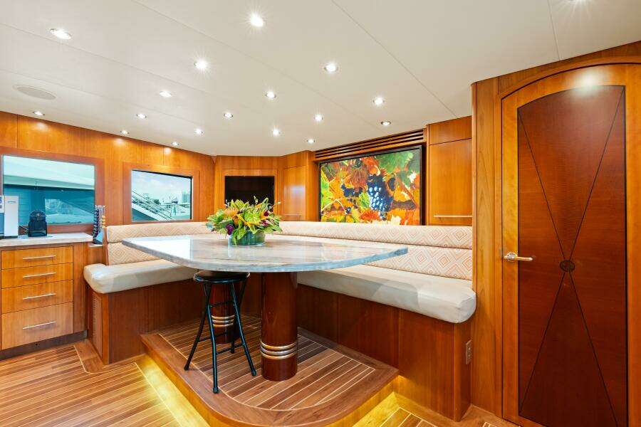 2005 Hatteras 100 Motor Yacht