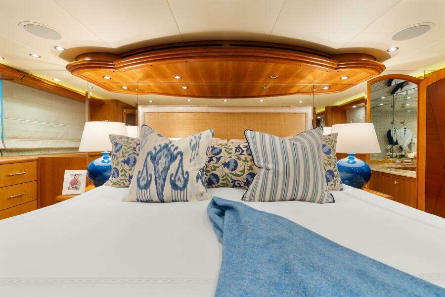 2005 Hatteras 100 Motor Yacht