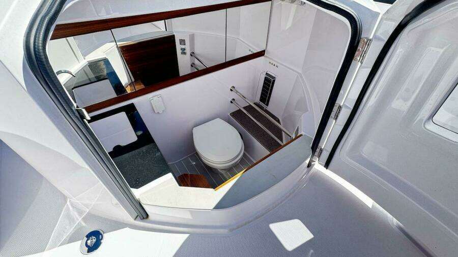 2022 Axopar 28 T-Top