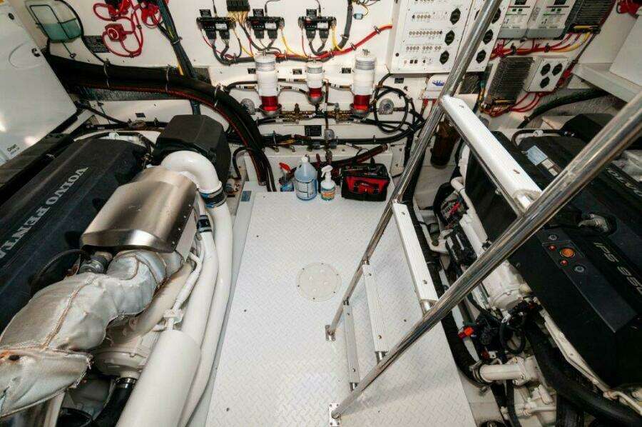 2020 Cruisers Yachts- HARPER BELL- Engine Room 3