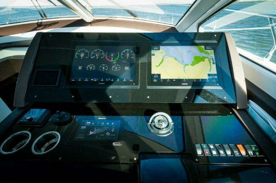 2020 Cruisers Yachts- HARPER BELL- Helm 2