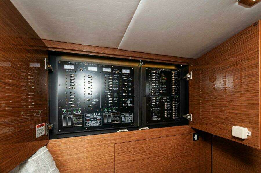 2020 Cruisers Yachts- HARPER BELL- Breakers