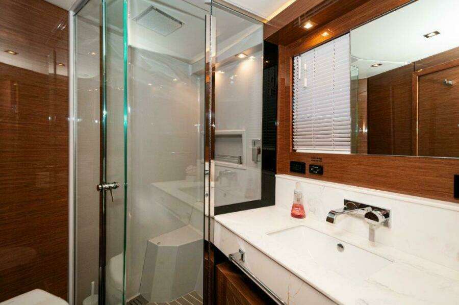 2020 Cruisers Yachts- HARPER BELL- VIP Head 2