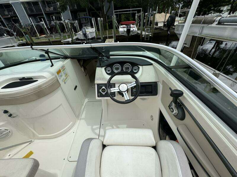 2013 Sea Ray 240 Sundeck