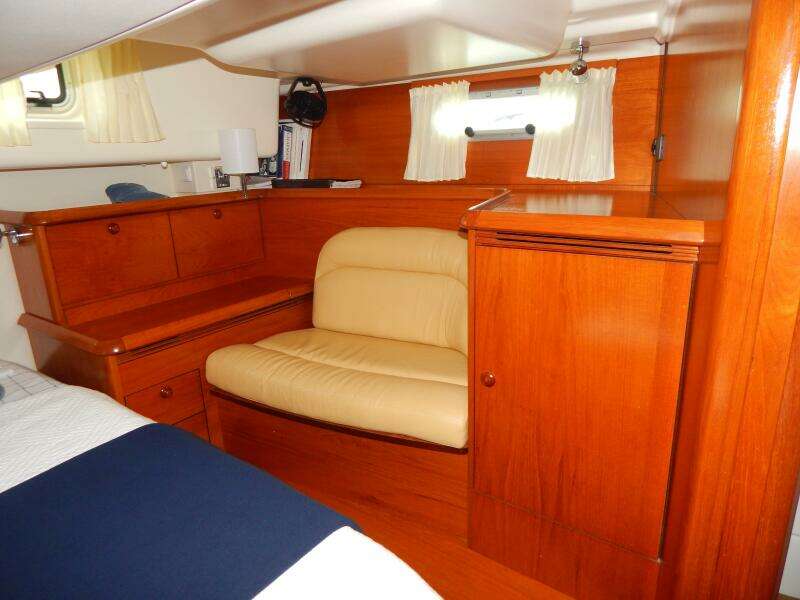 Master lounge seat port