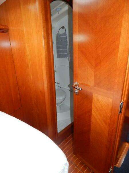 Entrance to Mis guest ensuite head