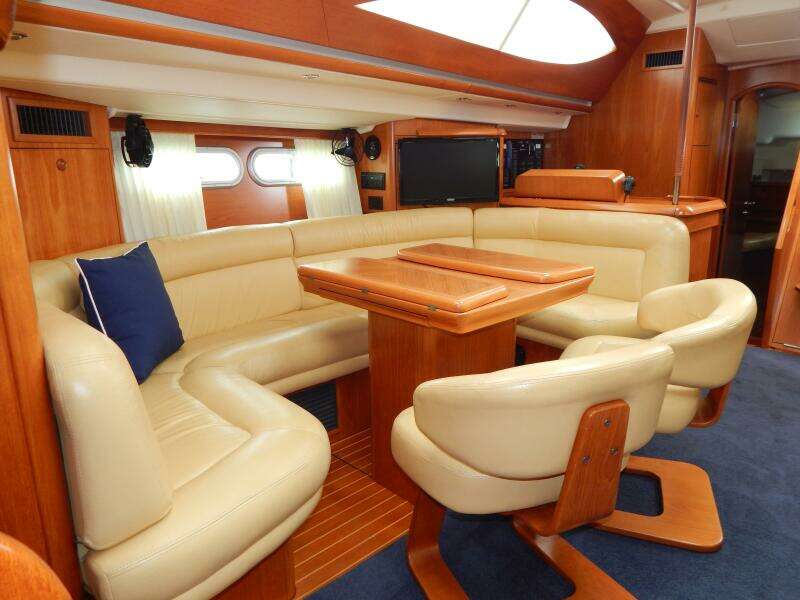 Dinette to starboard