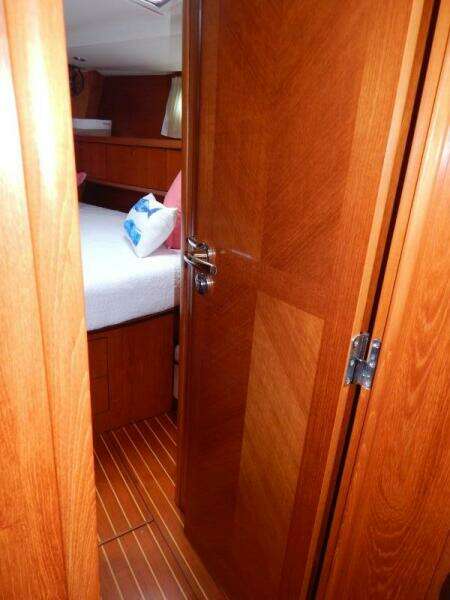 Entrance to mid guest from salon