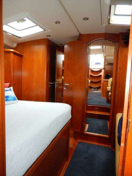 Mid guest starboard from V-berth