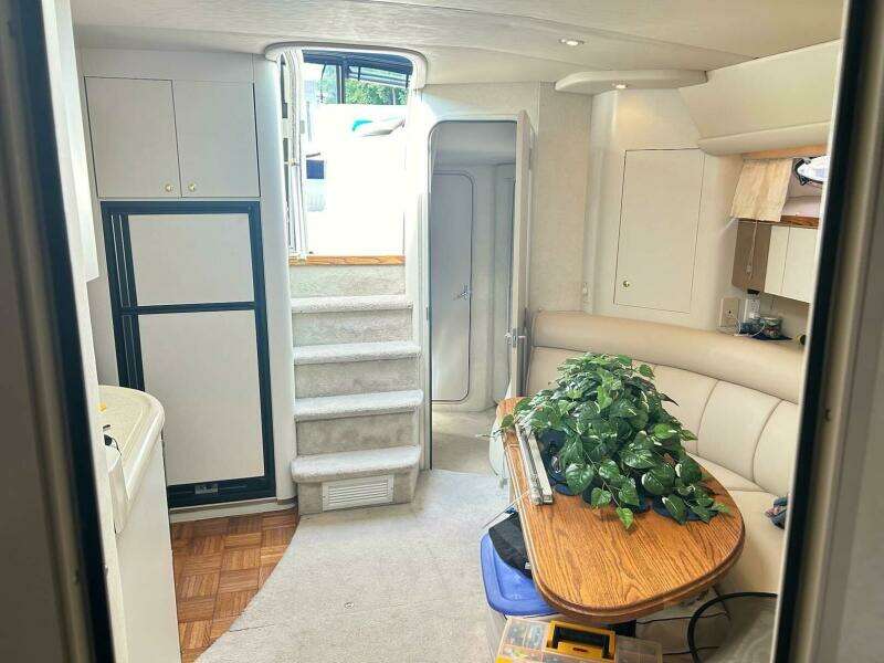 1997 Cruisers Yachts 4270 Esprit