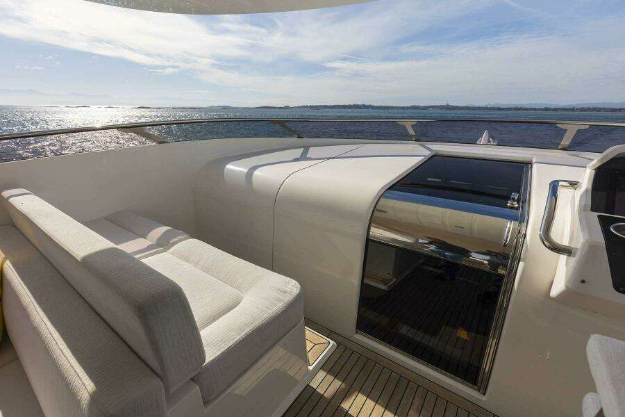 2017 Sunseeker 95 Yacht