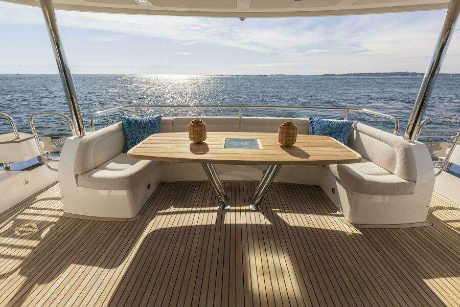 2017 Sunseeker 95 Yacht