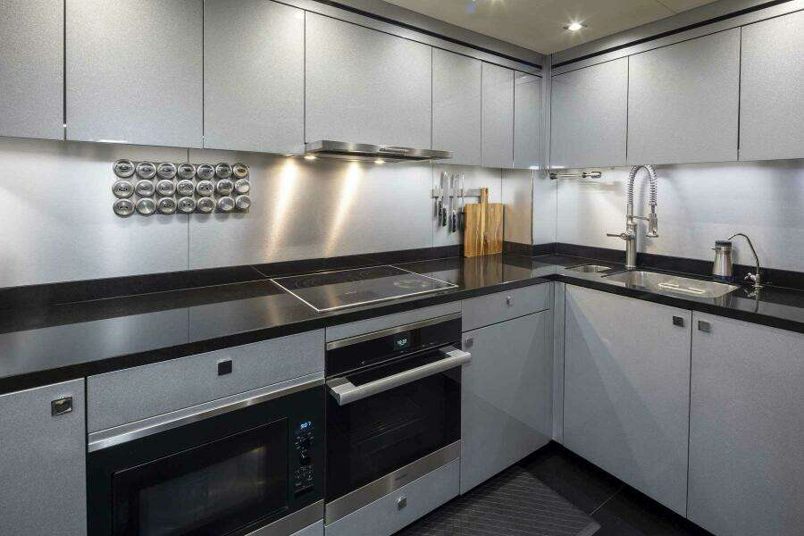 2017 Sunseeker 95 Yacht