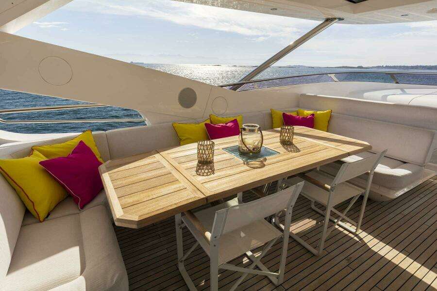 2017 Sunseeker 95 Yacht