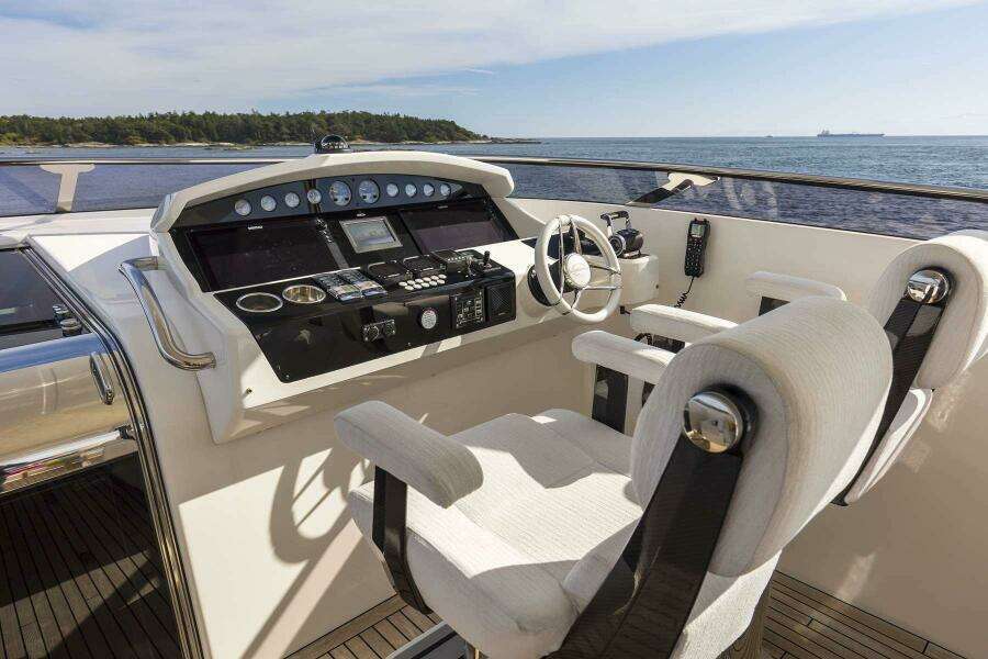 2017 Sunseeker 95 Yacht