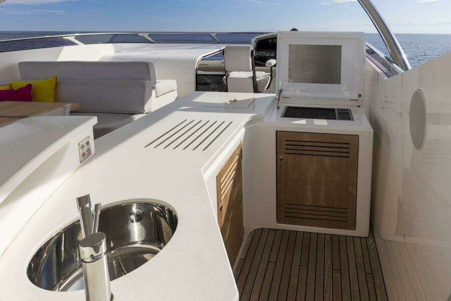 2017 Sunseeker 95 Yacht