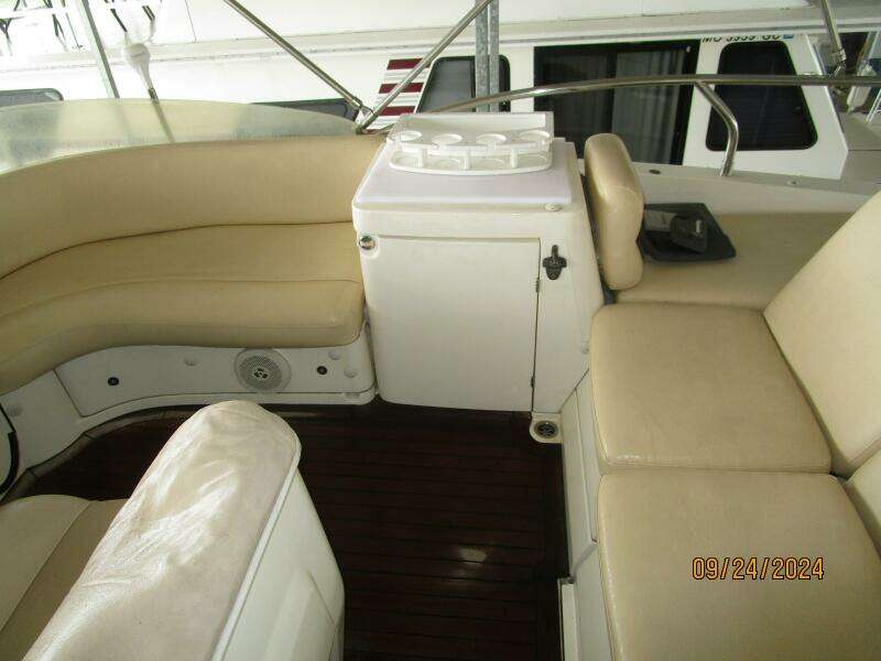 47' Sealine flybridge starboard