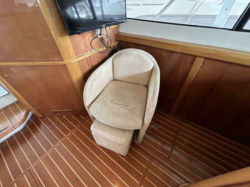 47' Sealine salon port seating